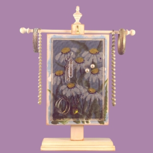 Hand-Painted Earring Holder — Daisies Design | Classic Series